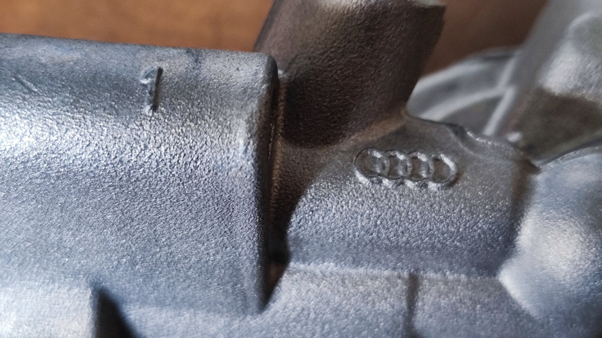 050115417 Supporto filtro olio Originale Audi A4 A6 - Debiautomotive