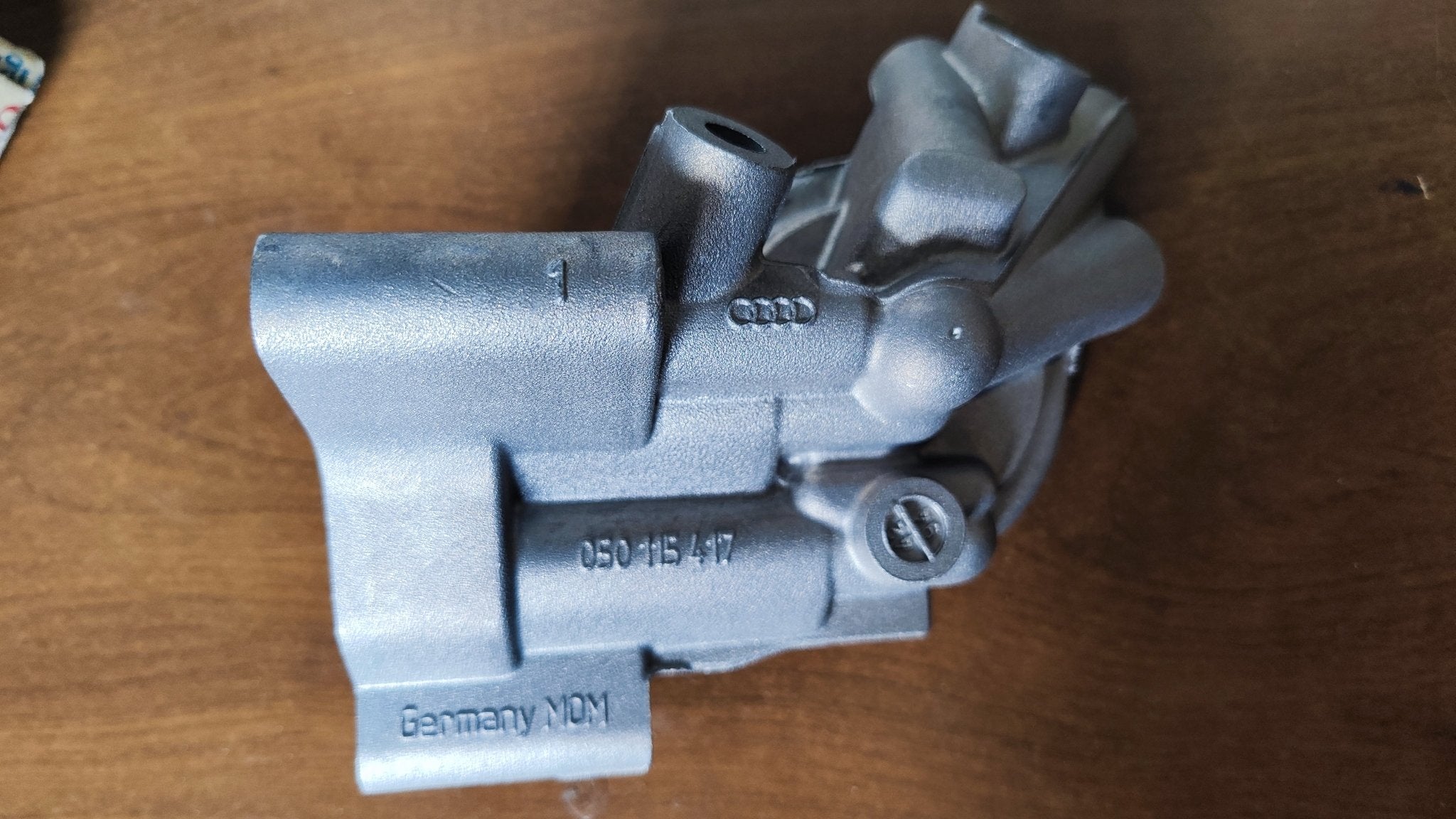 050115417 Supporto filtro olio Originale Audi A4 A6 - Debiautomotive