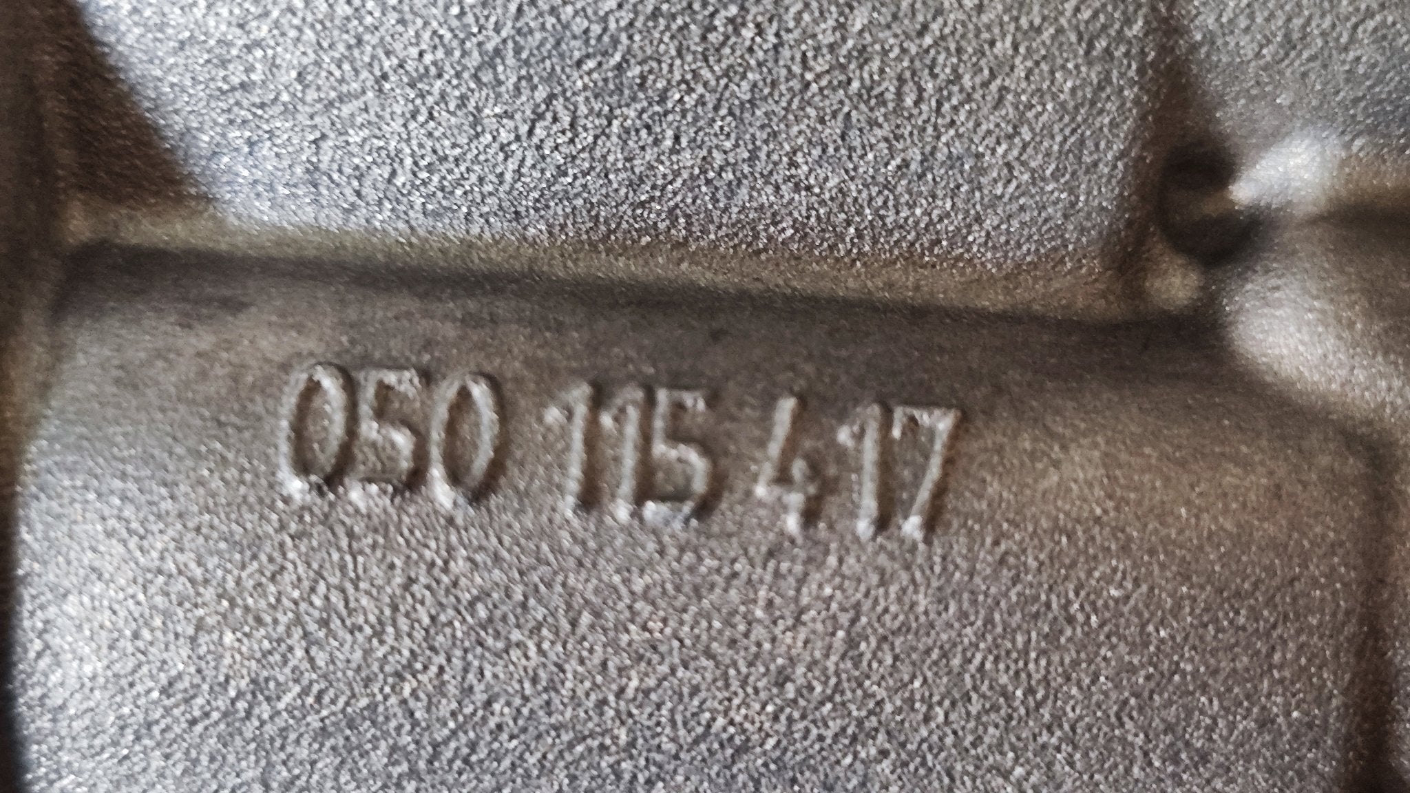 050115417 Supporto filtro olio Originale Audi A4 A6 - Debiautomotive