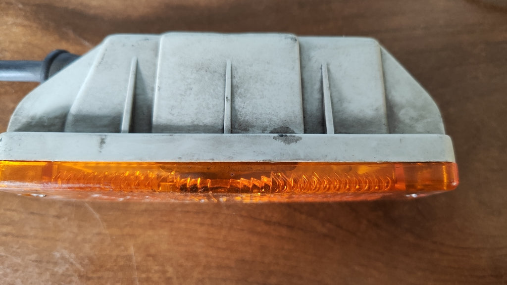 171953155E Originale indicatore di direzione anteriore Volkswagen Golf 83>92 - Debiautomotive