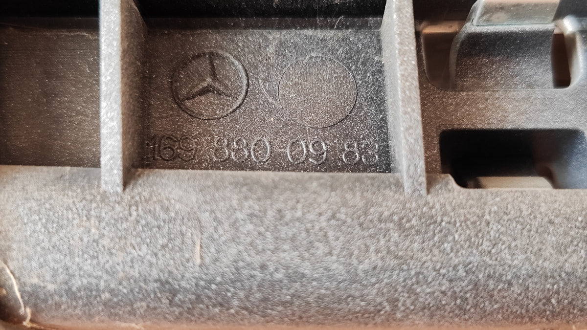 Mascherina griglia anteriore con stemma Mercedes-Benz Classe A W169 1.5B 1698800983 