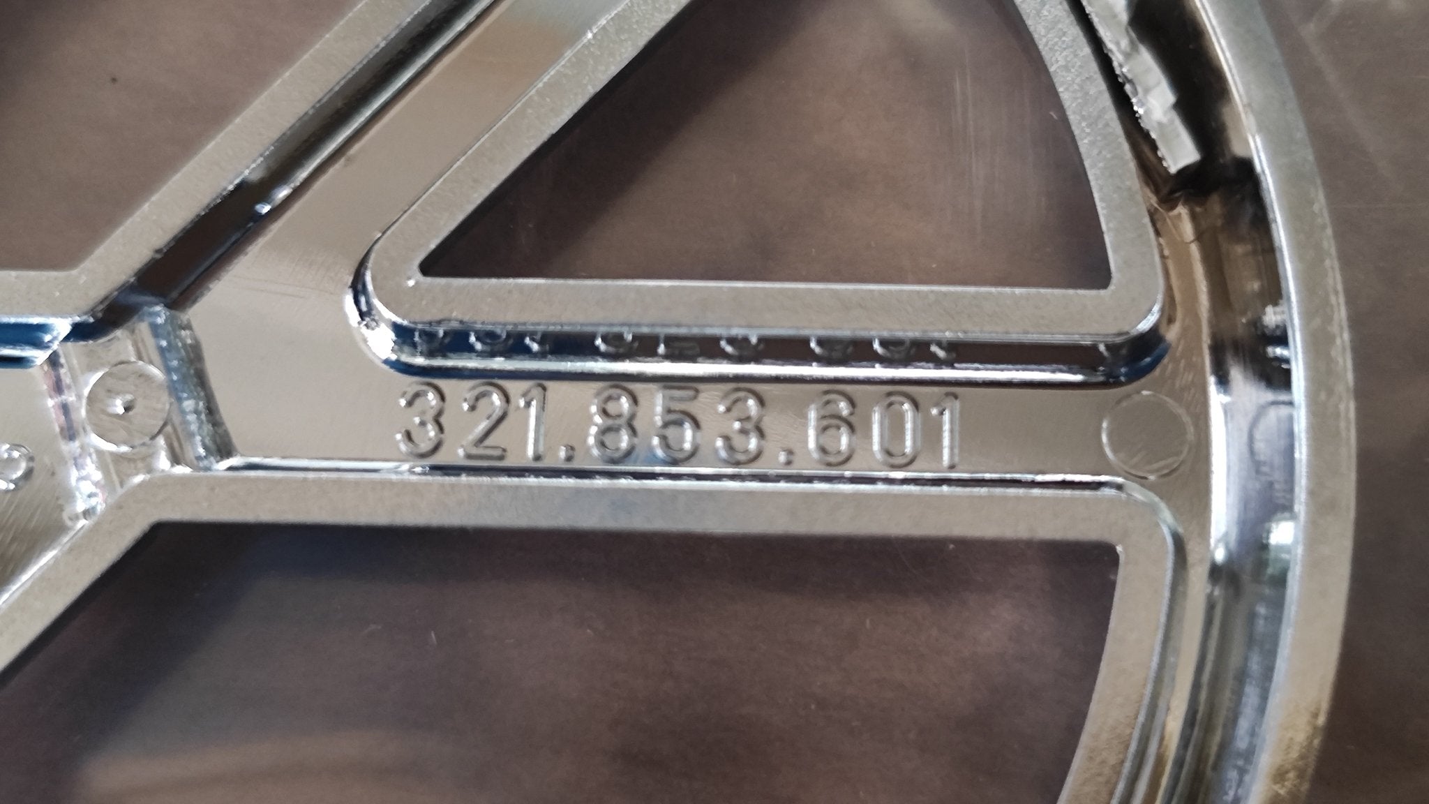 321853601 VW LOGO STEMMA EPOCA DIAM 9,5 NUOVO 1977 - Debiautomotive