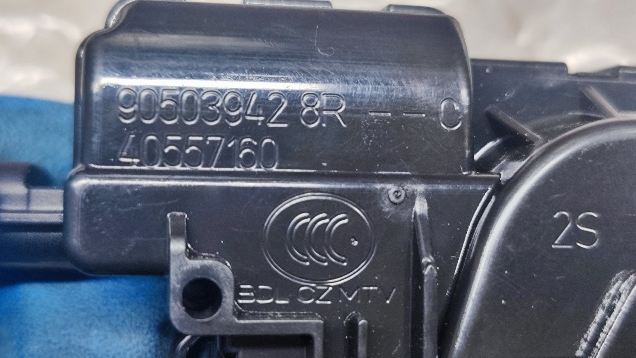 905039428R Serratura cofano originale Renault Dacia - Debiautomotive