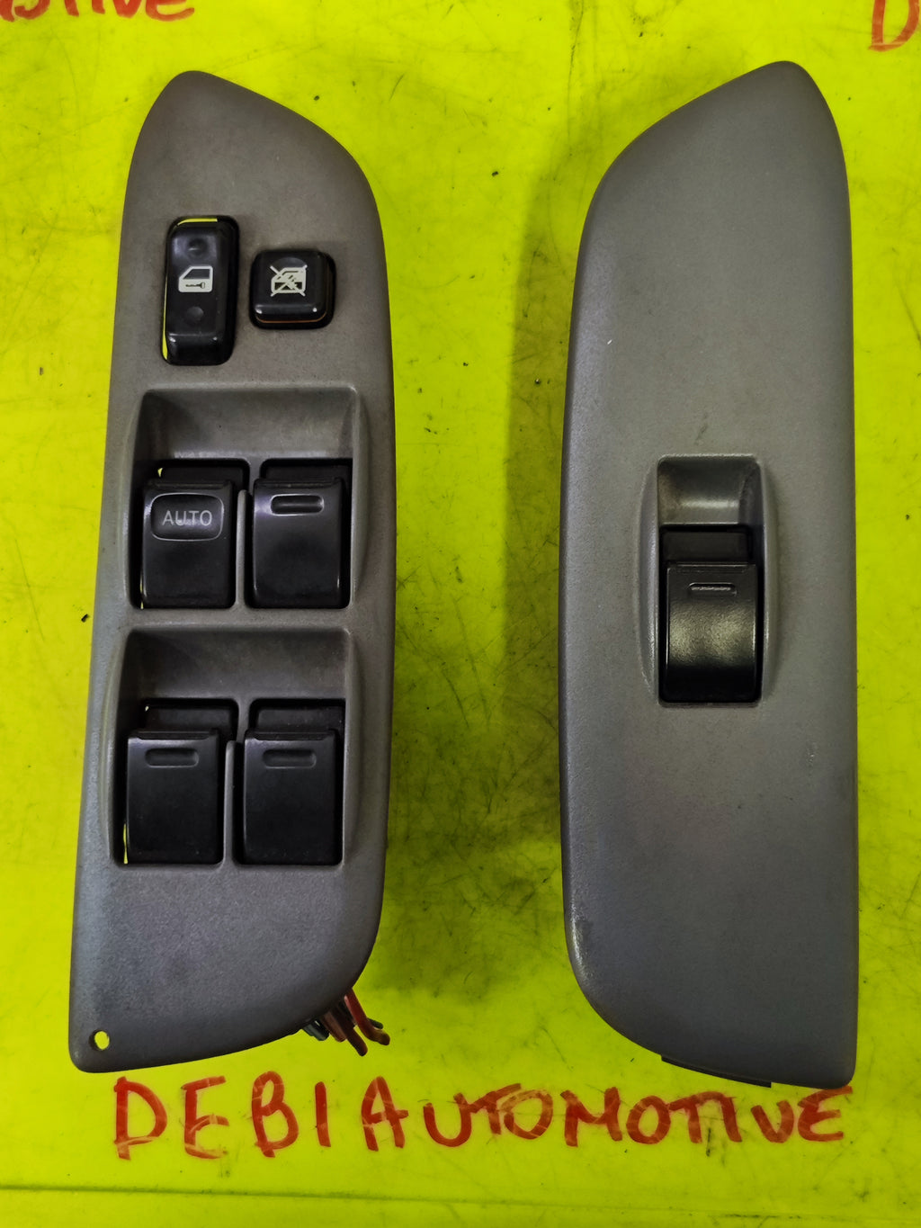Coppia di pulsantiere Toyota RAV 4 2.0B 84820-42090 sx 74231-42140 dx  