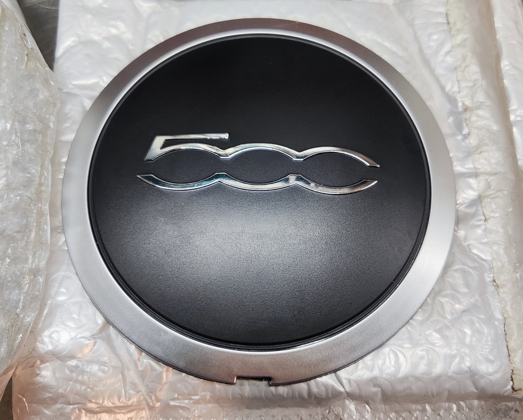 Coppetta coprimozzo copriruota nera con logo Fiat 500 - Debiautomotive