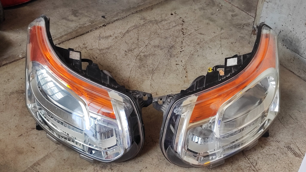 Coppia di fanali anteriori Citroen C3 Picasso 9681873980 - Debiautomotive